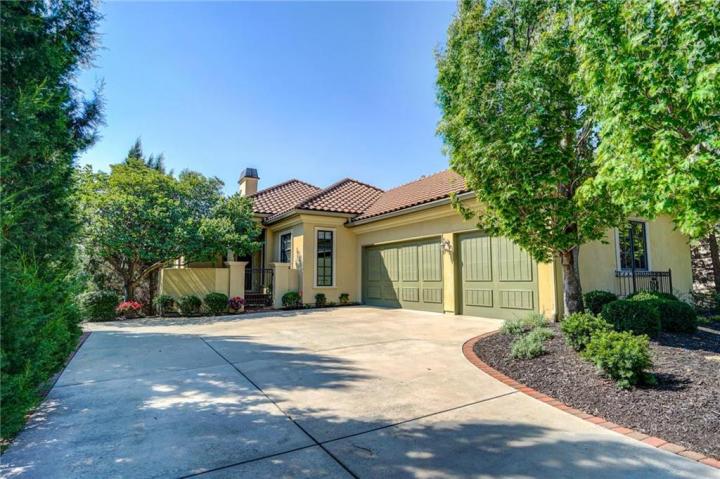 Leawood, KS | $675,000 | beds 3 baths 3