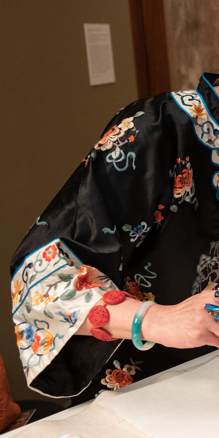 Woman in traditional Chinese dress, painting