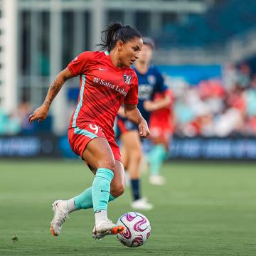 Debinha dribbling the ball | KC Current